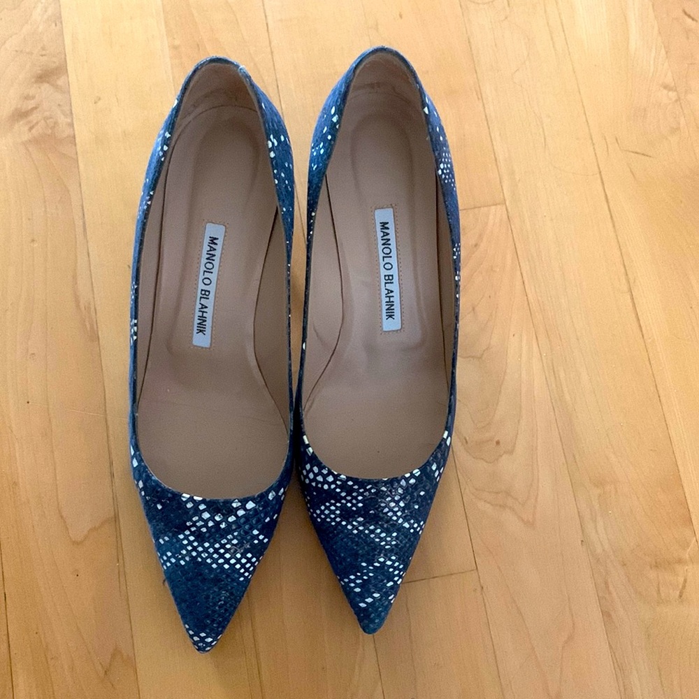 Manolo Blahnik blue snakeskin kitten heels pointy toe